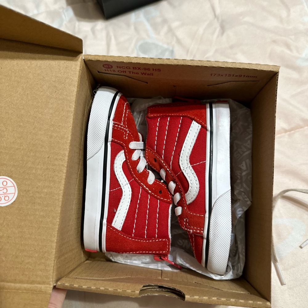 Not actual laces. Zip ups - Picture 2 of 4